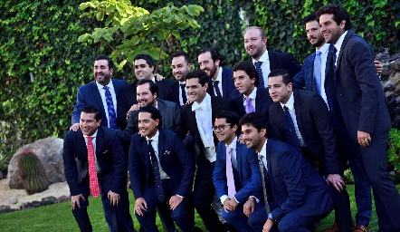  El novio con sus amigos.