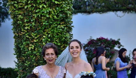  Carmelita Torres y Tere Ledezma con los pajes.