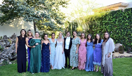  Los novios con sus amigas.
