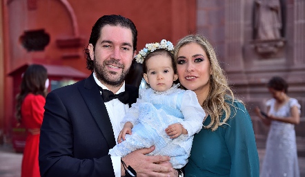  Alejandro Zamanillo y Gabriela Alvarado con su hija Alessandra.