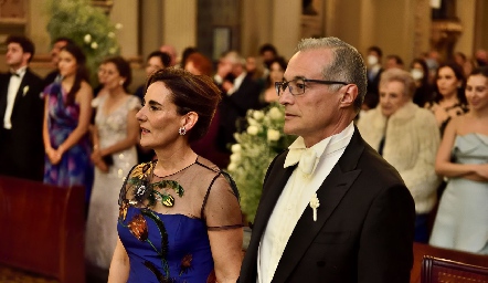  Tere Raymond y Alfonso Ledezma, papás de la novia.