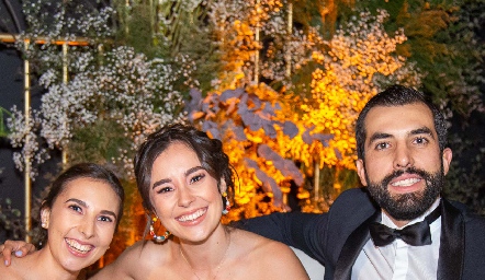 Cristina Ledezma, Nuria Ledezma y Guillermo Báez.