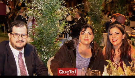   Raymundo Salces, Vicky Uribe y Paola Torres.