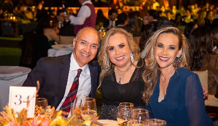  Roberto Pro, Claudia y Maricarmen Ayala.