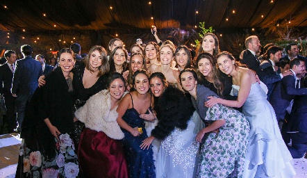  Tere Ledezma con sus amigas.