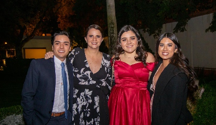  Luis Obregón, María Autrique, Silvia y Ana Cedillo.