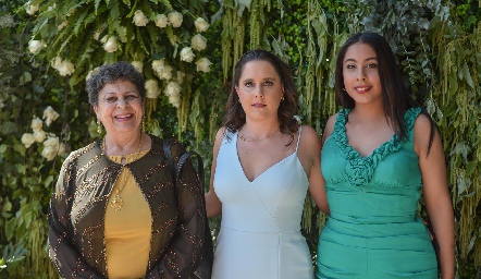  María del Pilar Zarur, Karla Flores y Pilar Flores.