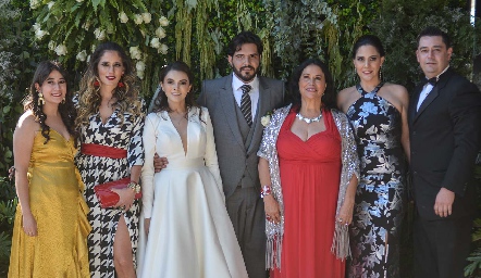  Estefanía Luna, Adriana Luna, Adriana Sánchez, Oscar Luna y Nayeli Zarur con los novios.