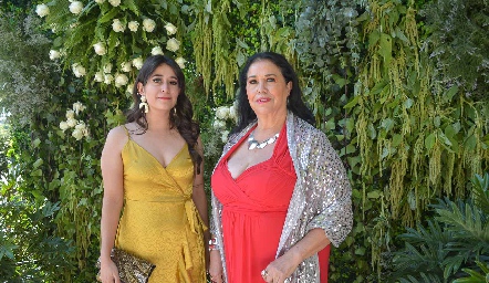  Adriana Sánchez y Estefanía Luna.