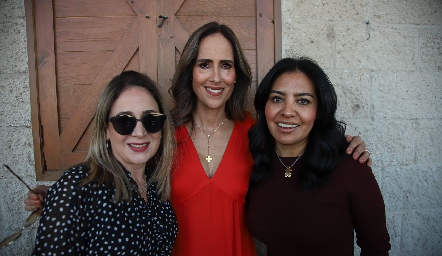  Denisse Beltrán, Adriana Pedroza y Jessica Torres.