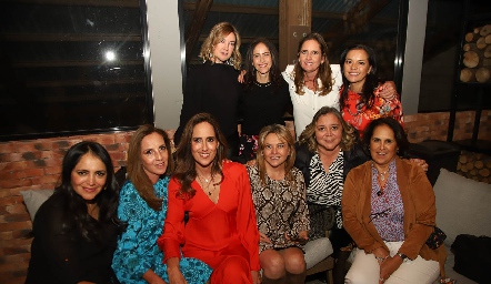  Adriana Pedroza con sus amigas.