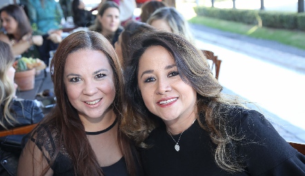  Karina Ramírez y Lupita Flores.