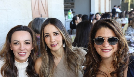  Erika Ramírez, Liliana Soto y Chelito Padrón.