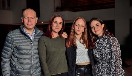  Alejandro Ocaña, Ana Martha Hernández, Alejandra y Ana Martha Ocaña.