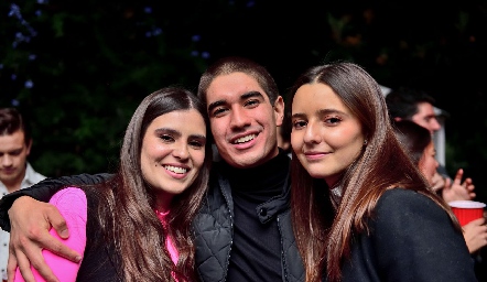  Casandra Nava, José María Rodríguez y Cristina Nava.