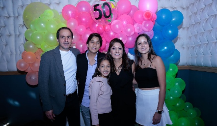 Manuel Abad y Yayis González con sus hijos Manolo, Nuria y Hanni.