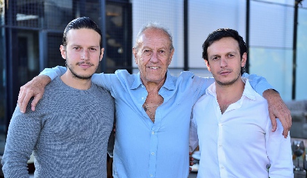  Javier Ramírez con sus hijos Mauricio y Javier Ramírez.