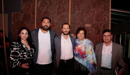  Ariadne Rodríguez, Carlos Trujillo, Armando Trujillo, Blanca Dip y Pbro. José Santana.