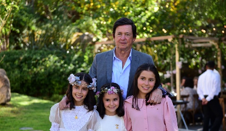  Carlos López con sus nietas Carlota, Xaviera y Lu.