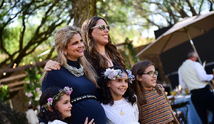  Lourdes López y Daniela Treviño con sus hijas.
