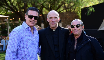 Luis Fernández, Padre Antonio Martínez y Gerardo Serrano.