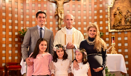 Familia Lebrija López con el Padre Antonio Martínez.