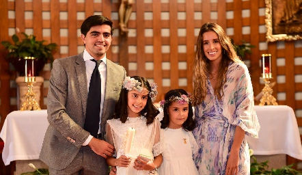  Carlota y Xaviera con sus padrinos: Santiago Rodríguez y Ana Paula López.