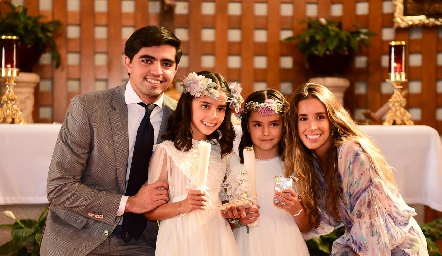  Carlota y Xaviera con sus padrinos.