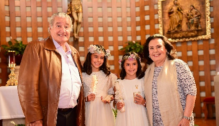  Carlota y Xaviera con sus abuelos paternos.