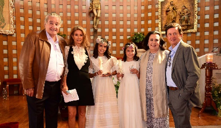  Carlota y Xaviera con sus abuelos.