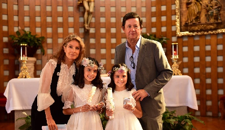  Carlota y Xaviera con sus abuelos maternos Lourdes y Carlos López.