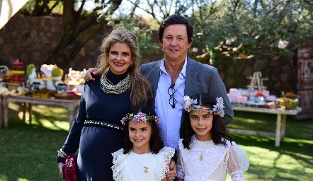  Lu y Carlos López con Xaviera y Carlota.