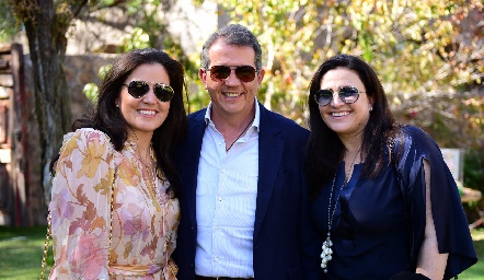 Alicia, Manuel y Adriana Lebrija.