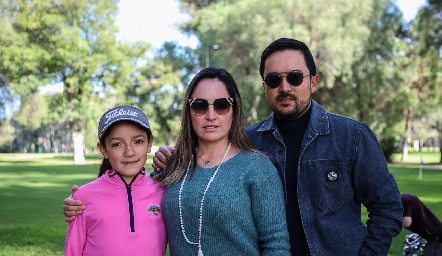 Ana Lucia Gómez, Karen Corona y Gerardo Gómez.