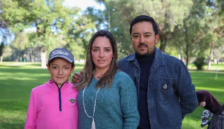  Ana Lucia Gómez, Karen Corona y Gerardo Gómez.