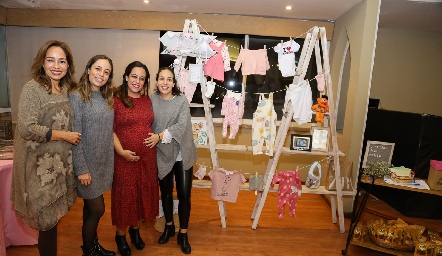  Ana Luisa Acosta con sus hijas Fernanda, Ana Isa y Sofía Torres.