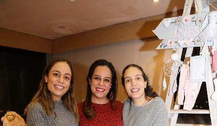 Las hermanas Fernanda, Ana Isa y Sofía Torres Acosta.
