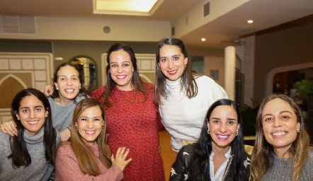  Ana Isa Torres con sus hermanas y primas.