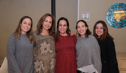  Ana Luisa Acosta con sus hijas Fernanda, Ana Isa, Sofía y Eugenia.