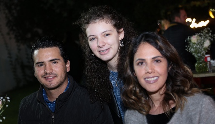  Héctor Aranda, Roxana Aranda y Fernanda González.