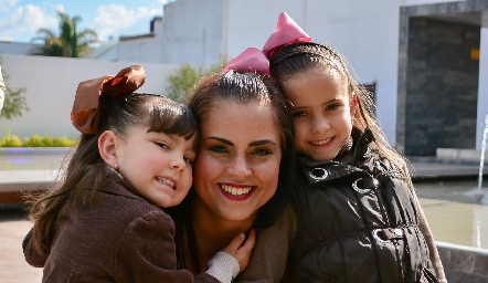 Alejandra Mendizábal con sus hijas Lorena y Alejandra de los Santos.