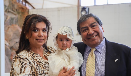 Tita Ruiz y René Díaz con su nieta Rania.