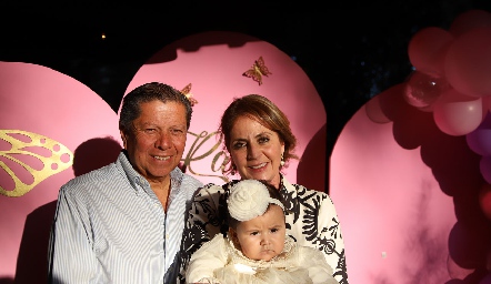  Rania Díaz con sus abuelos Juan Torrescano y María Eugenia Anaya.