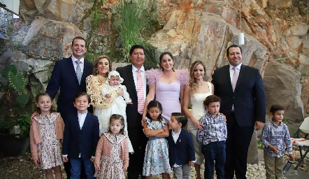  Rania Díaz, con sus padres y padrinos.