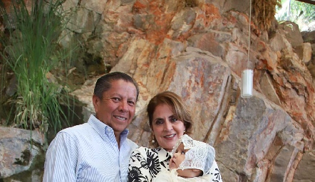  Juan Torrescano y María Eugenia Anaya con su nieta Rania Díaz.