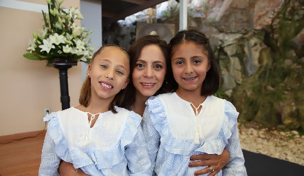  Fernanda Torrescano con sus hijas Mary Fer y Ana Sofi.