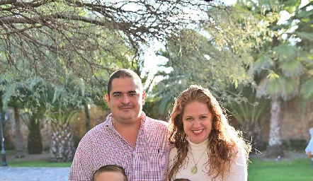 Eduardo Gouyonnet y Fernanda Vilet con sus hijos Eduardo y Alejandro.