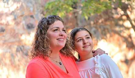 Karla Vilet con su hija Andrea.