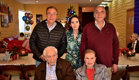 Beto, Paty, Mauricio, Humberto y Martha.