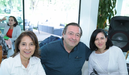  Rebeca Córdova, Carlos Mendizábal y Tere Ivón de Mendizábal.